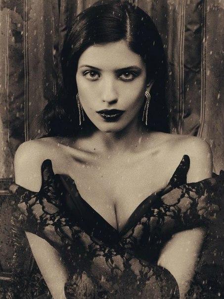 Анна Чиповская блеснула в откровенных сценах - Биографии