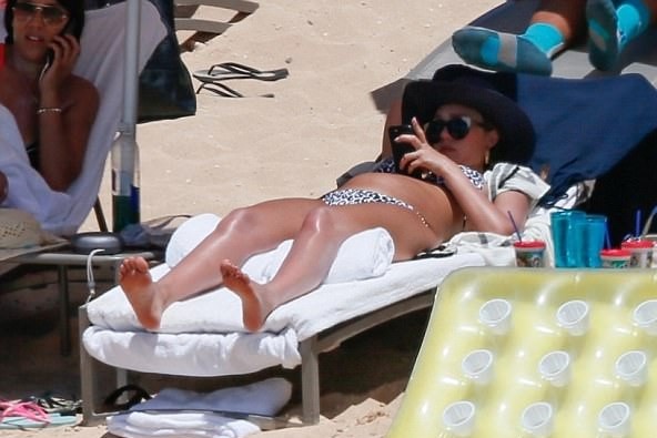 Джессика Альба засветила свой животик