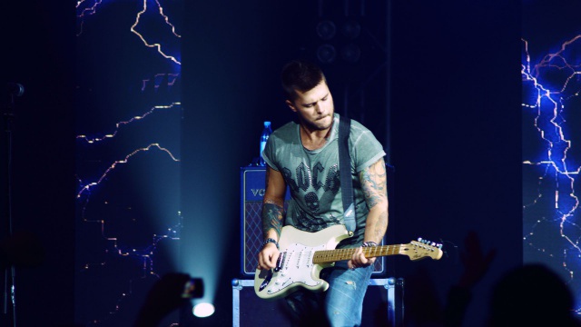 Одинок по контракту (2014) - Трейлеры