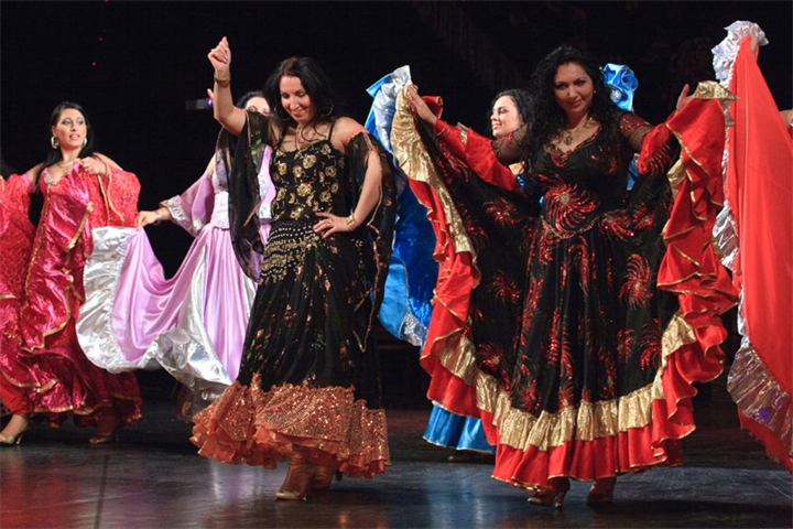 Цыганская эстрада. Цыгане танцуют. Цыганский народный танец.