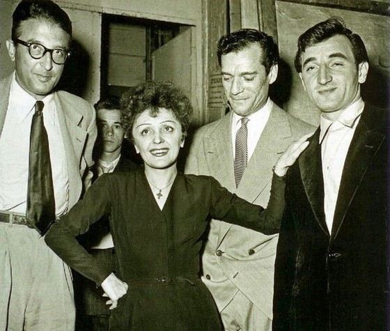 Биография Эдит Пиаф Детство и семья Эдит Пиаф Родным городом певицы является Париж. Именно там и появилась девочка на свет. Родители дали ей имя Эдит. Полное имя при рождении звучит как Эдит Джованна Гассьон. Семья, в которой она появилась на свет, была творческой. Её мама являлась непризнанной актрисой, зарабатывающей на жизнь выступлениями на сцене, отец же был акробатом.  Так случилось, что Эдит родилась, когда отец был на фронте, и мать осталась одна. Так как выступать на сцене с маленькой дочерью матери было тяжело, она решила «подбросить» малышку к своим родителям. Бабушка по материнской линии совершенно не заботилась о внучке, та была в абсолютно запущенном состоянии. Так как бабушка часто пила вино, то чтобы Эдит её не беспокоила, она и ей подливала вино в бутылочку с молоком. Именно в таких условиях нашёл дочку пришедший с фронта отец. Забрав её, он отправился в Нормандию, где проживала его мать. Эдит Пиаф в детстве Бабушка по линии отца воспитывала внучку в любви, не жалея для неё ничего. Оказалось, что трёхлетняя Эдит совершенно слепа, по причине развившейся после рождения катаракты. Лечение оказалось бесполезным. Прозрела малышка только после того, как её свозили к святой Терезе в город Лизье. Училась в школе Эдит совсем недолго, вскоре приехал отец и забрал её в Париж. Вместе они начали выступать на улицах, так зарабатывая на жизнь. Под пение дочери отец выполнял акробатические номера. Начало карьеры: первые песни Эдит Пиаф После того, как девочке исполнилось четырнадцать, она решила жить самостоятельной жизнью. Первое время Эдит трудилась в молочной лавке, но вскоре решила вернуться к уличному пению. Некоторое время она выступала вместе с младшей сестрой по отцу, её звали Симона. Они снимали комнатку в гостинице и вели совершенно самостоятельный образ жизни.  Такое существование продолжалась до тех пор, пока ее уличное выступление не услышал владелец кабаре «Жернис» и не предложил петь в его заведении. Имя этого человека – Луи Лепле. Для первого выступления начинающая певица решила связать себе платье, однако к моменту выхода на сцену один рукав был не связан. Именно это и стало причиной того, что дебютировала она в длинном чёрном платье, накинув сверху белый шарф. Эдит Пиаф - Padam, Padam С начала работы Эдит с Лепле у неё появился псевдоним. Лепле назвал её Эдит Пиаф. В переводе с парижского арго псевдоним переводился как «воробушек». На афишах же писалось – «Малышка Пиаф». Карьера девушки стремительно шла вверх, однако ей было суждено прерваться из-за произошедшей с Лепле трагедии – он был застрелен. Так случилось, что в его убийстве подозревали в том числе и певицу. Взлёт карьеры Эдит Пиаф Вскоре талантливая певица начала сотрудничать с Реймоном Ассо. Он много сделал для Пиаф, это касалось и внешнего вида, и манеры поведения, и репертуара. Благодаря их усердным репетициям, стало возможным выступление Эдит в самом большом концертном зале Парижа. Его название – «АВС». Выступление получилось грандиозным. Можно сказать, что этот день и был днём рождения великой и неповторимой французской певицы.  От Реймона Ассо певица ушла с началом Второй мировой войны. Она выступала на протяжении всего периода военных действий. Часто это было пение перед военнопленными, которым она старалась помогать, как могла: не раз передавала документы и всё необходимое для побега. Эдит Пиаф. Non Je Ne Regrette Rien Став знаменитой во Франции, певица отправилась покорять Америку. Она за свою непродолжительную карьеру много выступала в разных странах. Болезнь очень рано оборвала её жизнь. Последние годы и причины смерти Эдит Пиаф Певица была подвержена депрессиям. Так, после смерти своего возлюбленного Марселя Сердана, она много пила, часто бродила в ужасной одежде по улицам, радуясь, что остаётся неузнанной. Пиаф вернулась к нормальной жизни только спустя время, когда рана утраты немного затянулась. После катастрофы, в которую попала певица, она оказалась в больнице, где для ослабления сильнейших болей ей кололи наркотики. Уже после выздоровления, наркотики остались в её жизни, став чем-то обычным. Она оказалась серьёзно зависима.  Ко всем её бедам добавился рак и сильнейший артрит. Порой от боли она падала в обмороки. Последний раз Эдит выступила в марте 1963-го года. Концерт окончился пятиминутной овацией. Певицы не стало в октябре 1963-го года. Хоронить её вышли сорок тысяч человек. Личная жизнь Эдит Пиаф Мужчины в жизни Пиаф появились сразу, как только она начала жить отдельно от отца. Любовников у неё было много, она быстро влюблялась, а потом бросала их. Первый брак тоже состоялся рано и длился совсем недолго. Её муж владел небольшим магазином. Его имя – Луи Дюпон. Спустя год у них появилась дочка, которая вскоре умерла от менингита. От дочери заразилась и юная певица, но её организм смог побороть болезнь. После потери дочки, с мужем Пиаф рассталась. Других детей у неё никогда не было. Причиной смерти Эдит Пиаф стали страшные болезни Большой любовью певицы стал боксёр по имени Марсель Сердан. У них бурно развивался роман, но её возлюбленный погиб в авиакатастрофе. Незадолго до смерти Эдит вышла замуж за парикмахера, влюбившись в него. Молодому человеку было всего двадцать семь лет. Своего мужа певица успела вывести на сцену. УзнайВсё.ру   Поделиться Подписаться Поделитесь с друзьям Facebook Twitter Vkontakte Odnoklassniki Google+ Telegram WhatsApp [68]  Главная Знаменитости  Обнаружив ошибку в тексте, выделите ее и нажмите Ctrl+Enter   Nina-Maria Hasina "Такое существование продолжалась до тех пор, пока на улице к ней не подошёл владелец кабаре «Жернис» и не предложил петь в его заведении. Имя этого человека – Луи Лепле". насколько мне известно, к Пиаф подошли в кафе (или нечто подобное), после её выступления в этом заведении на сцене. Луи Лепле оказался там совершенно случайно, как обычный посетитель.   Никита Крапивной Ещё во время войны она освободила из лагеря своих знакомых.Она попросилась у немецких солдат спеть в лагере,после концерта она сделала одно большое фото. Позже она вернулась в лагерь и отдала пот дельные документы.И так она спасла военно пленных и Евреев.    Эдит Пиаф - последние новости и статьи 2017 - Режиссеры.