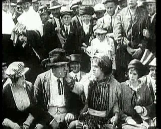 Беспокойный день (1914) - Трейлеры