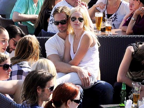 Биография Кейт Босуорт Кейт Босуорт – это неординарная американская актриса, звезда которой загорелась на голливудском небосклоне после выхода на экраны фильма «Заклинатель лошадей». Сыграв одну из центральных героинь данной ленты, молодая актриса сумела обратить на себя внимание видных режиссеров заокеанского кино и с тех пор уверенно входит в когорту лучших актеров Америки. Она красива, талантлива и просто на удивление работоспособна. Однако не будем сразу раскрывать все имеющиеся карты. Рассказ о жизни Кейт Босуорт и ее карьере в кино - читайте далее. Детство и семья Кейт Босуорт Будущая известная голливудская актриса появилась на свет 2 января 1983-го года в одном из самых крупных городов Америки – Лос-Анджелесе. Ее мама была домохозяйкой, а отец работал в качестве руководителя в одном из магазинов известной «модной» торговой сети Talbots. Именно это обстоятельство стало причиной частых переездов их семейства. Как отмечается в некоторых источниках, детство будущей актрисы прошло «между Массачусетсом и Коннектикутом».  Наша сегодняшняя героиня была единственным ребенком в семье, а потому с ранних лет родители всегда уделяли ей много внимания. Она всегда была в центре событий – дома, в школе, во время прогулок с друзьями. Где бы ни показалась юная красавица, на нее всегда были обращены десятки взглядов. Причиной тому была яркая внешность девушки, а также врождённая секторная гетерохромия, заключающаяся в разном цвете ее глаз. Даже сейчас, если хорошенько присмотреться, можно легко заметить, что один глаз Кейт – голубой, а другой – наполовину карий. У актрисы Кейт Босуорт глаза разного цвета В данном контексте стоит отметить, что подобная необычная особенность никогда не мешала девушке. Скорее наоборот! Представители модных агентств и рекламный студий буквально один за другим предлагали ей выгодные контракты. Однако в раннем возрасте девушка решительно отклоняла их все. Ведь в тот момент она грезила совершенно другой мечтою. В детстве наша сегодняшняя героиня всерьез мечтала о судьбе профессиональной наездницы. Лошади, верховая езда и все, что с ними связано, буквально сводили девушку с ума. С десяти лет она дни напролет проводила в седле, а уже в четырнадцать лет начала получать престижных награды в тех или иных дисциплинах конного спорта. Однажды ей даже довелось стать чемпионкой по верховой езде. Впоследствии именно это обстоятельство окажет наиболее влияние на течение всей ее карьеры. Последний рубеж - трейлер фильма с Кейт Босуорт Однако в детстве верховая езда была не единственным увлечением юной леди. В школе Cohasset High она посещала уроки французского, а также играла за местные команды по футболу и лакроссу. Карьера в кино Кейт Босуорт, фильмография Актерская карьера нашей сегодняшней героини началась уже в 1998-м году, когда Кейт Босуорт было всего пятнадцать. В этот период на одном из соревнований по конному спорту неординарную девушку заметил режиссер Роберт Редфорд, который, собственно, и предложил ей принять участие в съемках готовящейся картины «Заклинатель лошадей». Кейт согласилась, и уже очень скоро в ее жизни начался принципиально новый этап. Картина вышла на экраны в 1998-м году и была тепло принята зрителями и критиками. Высоких оценок удостоилась также и актерская игра самой Босуорт. Актриса буквально влюбилась в огромный и таинственный мир американского кино, и он, как не удивительно, кажется, ответил ей взаимностью. Кейт Босуорт и Александр Скарсгорд Уже в ближайшие годы наша сегодняшняя героиня начала сниматься в новом проекте – сериале «Молодые американцы», который, однако, просуществовал относительно недолго. После этого были роли в фильмах «Новоприбывшие» и «Вспоминая титанов» с Дензелем Вашингтоном в главной роли. В 2002-м году Кейт снялась в неоднозначной комедии «Правила секса», однако уже вскоре в ее карьере появилась новая яркая роль. Таковой стала роль в картине «Голубая волна» о жизни серфингистов. В этой ленте Босуорт исполнила главную роль, которая была высоко оценена критиками и режиссерами. Кейт Босуорт и Орландо Блум После этого успеха девушка переехала назад в своей родной Лос-Анджелес и начала планомерно выстраивать карьеру киноактрисы. В период с 2003-го по 2008-й наша сегодняшняя героиня отметилась еще в нескольких примечательных фильмах. Среди таковых стоит выделить ленты «У моря», комедию «Свидание со звездой», а также драматические картины «Двадцать одно», «Сезон пчел», «Девушка в парке». Однако наиболее яркой работой актрисы в этот период стала роль Лоис Лейн в фильме «Возвращение Супермена», которая принесла ей огромный успех. Кейт Босуорт - модель В 2008-м году Кейт начала плодотворно работать также и в качестве модели. Она появилась в нескольких рекламных роликах, а затем даже была выбрана «лицом» компании Calvin Klein. Кроме того, некоторое время девушка сотрудничала в качестве модели с фирмой Coach, Inc., специализирующейся на производстве аксессуаров класса люкс. После девушка задумалась о создании собственной компании по производству украшений. Данная идея была реализована в 2010-м году, когда в сотрудничестве с известной стилисткой Шер Коултер девушка выпустила первые изделия своего бренда - «Jewel Mint». Кейт Босуорт в настоящее время В период с 2010-го по 2013-й девушка стала реже сниматься в кино, однако, несмотря на это, все-таки сумела отметиться в нескольких интересных фильмах. К числу таковых необходимо отнести драматические ленты «Соломенные псы» и «Путь воина», а также комедию «Movie 43». В настоящее время Кейт Босуорт завершает работу над фильмом «Последний рубеж», который должен выйти уже в конце ноября 2013-го года. Кейт Босуорт снялась в рекламной компании Topshop Личная жизнь Кейт Босуорт В своей жизни Кейт Босуорт три раза попадала в число самых желанных женщин по версии журнала Maxim. Поэтому не удивительно, что в судьбе этой американской красавицы было много ярких романов. Так, долгое время Кейт встречалась с известным актером Орландо Блумом, отношения с которым продлились четыре года. После этого в ее жизни было еще два ярких романа – с актером Александром Скарсгордом (известен по фильму «Настоящая кровь») и британским музыкантом Джеймсом Руссо. Однако и эти отношения в конечном итоге распались. В 2011-м году актриса начала встречаться с режиссером Майклом Полишем. Их роман продлился около двух лет. После этого стало известно, что влюбленные подумывают о свадьбе. В 2013-м году Кейт и Майк сочетались браком на закрытом ранчо в штате Монтана. УзнайВсё.ру   Поделиться Подписаться Поделитесь с друзьям Facebook Twitter Vkontakte Odnoklassniki Google+ Telegram WhatsApp [3]  Главная Знаменитости  Обнаружив ошибку в тексте, выделите ее и нажмите Ctrl+Enter Была ли эта статья полезна? Пожалуйста оцените статью Спасибо, что помогаете нам стать лучше!    Кейт Босуорт - последние новости и статьи 2017 - Иностранные актеры.