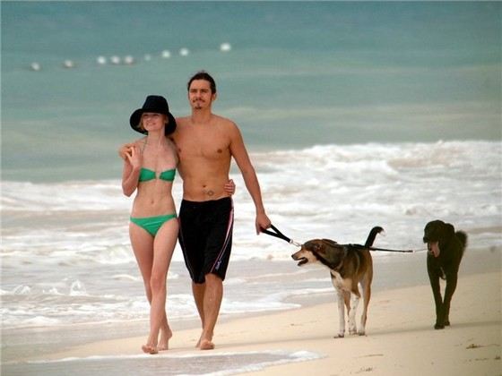 Биография Кейт Босуорт Кейт Босуорт – это неординарная американская актриса, звезда которой загорелась на голливудском небосклоне после выхода на экраны фильма «Заклинатель лошадей». Сыграв одну из центральных героинь данной ленты, молодая актриса сумела обратить на себя внимание видных режиссеров заокеанского кино и с тех пор уверенно входит в когорту лучших актеров Америки. Она красива, талантлива и просто на удивление работоспособна. Однако не будем сразу раскрывать все имеющиеся карты. Рассказ о жизни Кейт Босуорт и ее карьере в кино - читайте далее. Детство и семья Кейт Босуорт Будущая известная голливудская актриса появилась на свет 2 января 1983-го года в одном из самых крупных городов Америки – Лос-Анджелесе. Ее мама была домохозяйкой, а отец работал в качестве руководителя в одном из магазинов известной «модной» торговой сети Talbots. Именно это обстоятельство стало причиной частых переездов их семейства. Как отмечается в некоторых источниках, детство будущей актрисы прошло «между Массачусетсом и Коннектикутом».  Наша сегодняшняя героиня была единственным ребенком в семье, а потому с ранних лет родители всегда уделяли ей много внимания. Она всегда была в центре событий – дома, в школе, во время прогулок с друзьями. Где бы ни показалась юная красавица, на нее всегда были обращены десятки взглядов. Причиной тому была яркая внешность девушки, а также врождённая секторная гетерохромия, заключающаяся в разном цвете ее глаз. Даже сейчас, если хорошенько присмотреться, можно легко заметить, что один глаз Кейт – голубой, а другой – наполовину карий. У актрисы Кейт Босуорт глаза разного цвета В данном контексте стоит отметить, что подобная необычная особенность никогда не мешала девушке. Скорее наоборот! Представители модных агентств и рекламный студий буквально один за другим предлагали ей выгодные контракты. Однако в раннем возрасте девушка решительно отклоняла их все. Ведь в тот момент она грезила совершенно другой мечтою. В детстве наша сегодняшняя героиня всерьез мечтала о судьбе профессиональной наездницы. Лошади, верховая езда и все, что с ними связано, буквально сводили девушку с ума. С десяти лет она дни напролет проводила в седле, а уже в четырнадцать лет начала получать престижных награды в тех или иных дисциплинах конного спорта. Однажды ей даже довелось стать чемпионкой по верховой езде. Впоследствии именно это обстоятельство окажет наиболее влияние на течение всей ее карьеры. Последний рубеж - трейлер фильма с Кейт Босуорт Однако в детстве верховая езда была не единственным увлечением юной леди. В школе Cohasset High она посещала уроки французского, а также играла за местные команды по футболу и лакроссу. Карьера в кино Кейт Босуорт, фильмография Актерская карьера нашей сегодняшней героини началась уже в 1998-м году, когда Кейт Босуорт было всего пятнадцать. В этот период на одном из соревнований по конному спорту неординарную девушку заметил режиссер Роберт Редфорд, который, собственно, и предложил ей принять участие в съемках готовящейся картины «Заклинатель лошадей». Кейт согласилась, и уже очень скоро в ее жизни начался принципиально новый этап. Картина вышла на экраны в 1998-м году и была тепло принята зрителями и критиками. Высоких оценок удостоилась также и актерская игра самой Босуорт. Актриса буквально влюбилась в огромный и таинственный мир американского кино, и он, как не удивительно, кажется, ответил ей взаимностью. Кейт Босуорт и Александр Скарсгорд Уже в ближайшие годы наша сегодняшняя героиня начала сниматься в новом проекте – сериале «Молодые американцы», который, однако, просуществовал относительно недолго. После этого были роли в фильмах «Новоприбывшие» и «Вспоминая титанов» с Дензелем Вашингтоном в главной роли. В 2002-м году Кейт снялась в неоднозначной комедии «Правила секса», однако уже вскоре в ее карьере появилась новая яркая роль. Таковой стала роль в картине «Голубая волна» о жизни серфингистов. В этой ленте Босуорт исполнила главную роль, которая была высоко оценена критиками и режиссерами. Кейт Босуорт и Орландо Блум После этого успеха девушка переехала назад в своей родной Лос-Анджелес и начала планомерно выстраивать карьеру киноактрисы. В период с 2003-го по 2008-й наша сегодняшняя героиня отметилась еще в нескольких примечательных фильмах. Среди таковых стоит выделить ленты «У моря», комедию «Свидание со звездой», а также драматические картины «Двадцать одно», «Сезон пчел», «Девушка в парке». Однако наиболее яркой работой актрисы в этот период стала роль Лоис Лейн в фильме «Возвращение Супермена», которая принесла ей огромный успех. Кейт Босуорт - модель В 2008-м году Кейт начала плодотворно работать также и в качестве модели. Она появилась в нескольких рекламных роликах, а затем даже была выбрана «лицом» компании Calvin Klein. Кроме того, некоторое время девушка сотрудничала в качестве модели с фирмой Coach, Inc., специализирующейся на производстве аксессуаров класса люкс. После девушка задумалась о создании собственной компании по производству украшений. Данная идея была реализована в 2010-м году, когда в сотрудничестве с известной стилисткой Шер Коултер девушка выпустила первые изделия своего бренда - «Jewel Mint». Кейт Босуорт в настоящее время В период с 2010-го по 2013-й девушка стала реже сниматься в кино, однако, несмотря на это, все-таки сумела отметиться в нескольких интересных фильмах. К числу таковых необходимо отнести драматические ленты «Соломенные псы» и «Путь воина», а также комедию «Movie 43». В настоящее время Кейт Босуорт завершает работу над фильмом «Последний рубеж», который должен выйти уже в конце ноября 2013-го года. Кейт Босуорт снялась в рекламной компании Topshop Личная жизнь Кейт Босуорт В своей жизни Кейт Босуорт три раза попадала в число самых желанных женщин по версии журнала Maxim. Поэтому не удивительно, что в судьбе этой американской красавицы было много ярких романов. Так, долгое время Кейт встречалась с известным актером Орландо Блумом, отношения с которым продлились четыре года. После этого в ее жизни было еще два ярких романа – с актером Александром Скарсгордом (известен по фильму «Настоящая кровь») и британским музыкантом Джеймсом Руссо. Однако и эти отношения в конечном итоге распались. В 2011-м году актриса начала встречаться с режиссером Майклом Полишем. Их роман продлился около двух лет. После этого стало известно, что влюбленные подумывают о свадьбе. В 2013-м году Кейт и Майк сочетались браком на закрытом ранчо в штате Монтана. УзнайВсё.ру   Поделиться Подписаться Поделитесь с друзьям Facebook Twitter Vkontakte Odnoklassniki Google+ Telegram WhatsApp [3]  Главная Знаменитости  Обнаружив ошибку в тексте, выделите ее и нажмите Ctrl+Enter Была ли эта статья полезна? Пожалуйста оцените статью Спасибо, что помогаете нам стать лучше!    Кейт Босуорт - последние новости и статьи 2017 - Иностранные актеры.