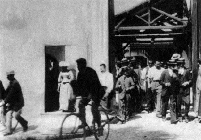 Выход рабочих с фабрики "Люмьер" (1895) - Трейлеры