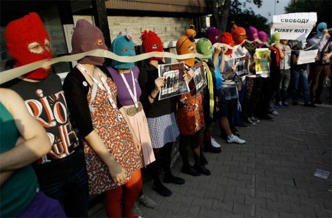 Документальный фильм "Показательный процесс: История Pussy Riot", 2013 - Трейлеры