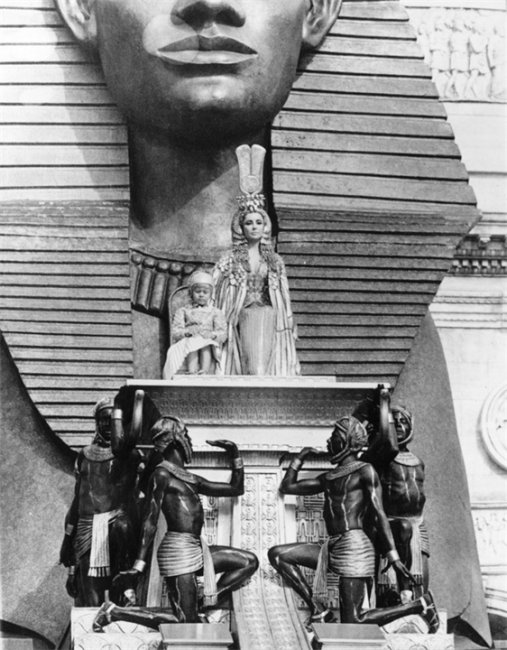 На съемках фильма «Клеопатра» (1963) - Трейлеры