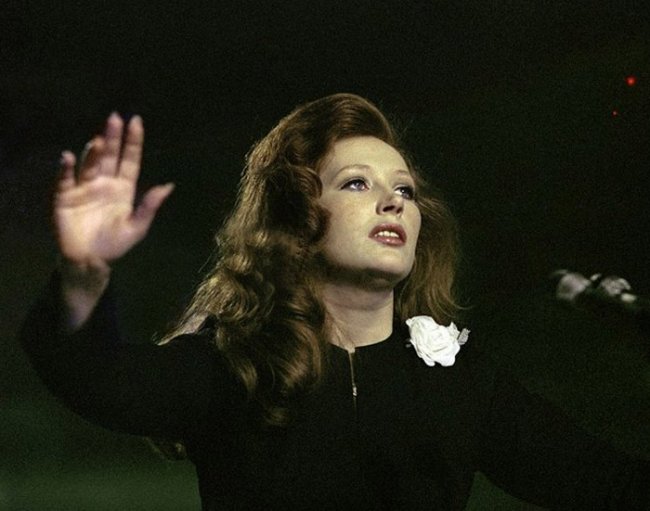 Женщина, которая поёт. - Трейлеры