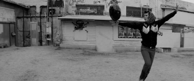 Девушка возвращается одна ночью домой / A Girl Walks Home Alone at Night (2014) - Трейлеры