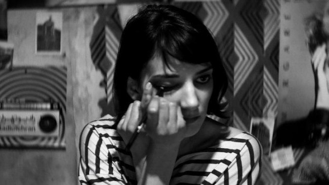 Девушка возвращается одна ночью домой / A Girl Walks Home Alone at Night (2014) - Трейлеры