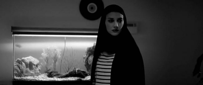 Девушка возвращается одна ночью домой / A Girl Walks Home Alone at Night (2014) - Трейлеры