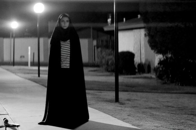 Девушка возвращается одна ночью домой / A Girl Walks Home Alone at Night (2014) - Трейлеры