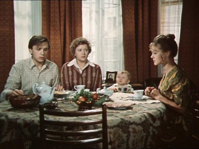 Фильм "По семейным обстоятельствам" (1977) - Трейлеры