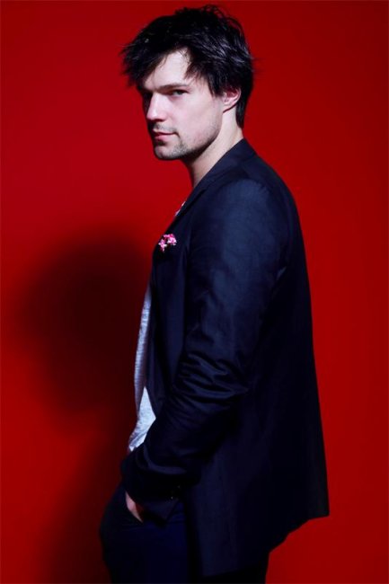 Данила Козловский - Биографии