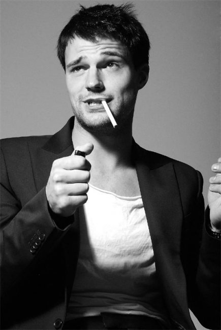 Данила Козловский - Биографии