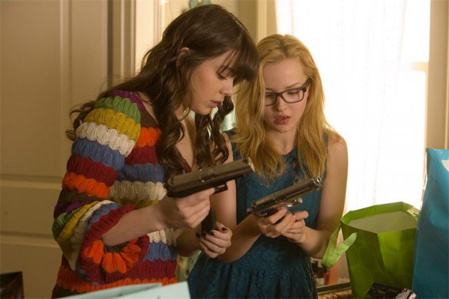 Особо опасна / Barely Lethal (2015) - Трейлеры