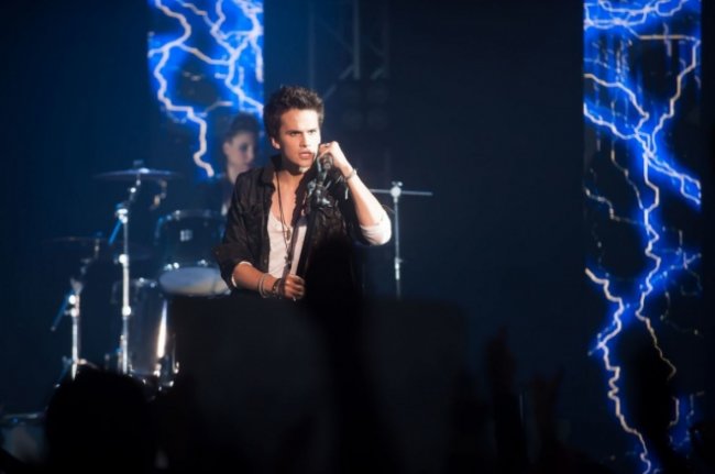 Одинок по контракту (2014) - Трейлеры