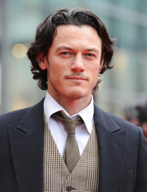 Люк Эванс— британский актёр. - Биографии