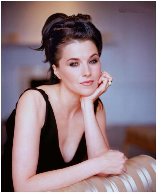 Люси Лоулесс - Биографии