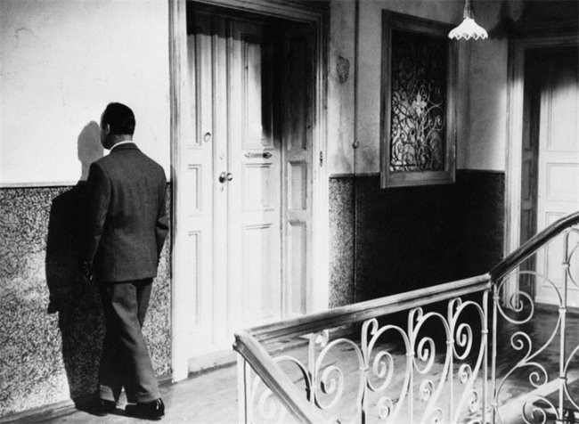 фильм Человек проходит сквозь стену 1959 г. - Трейлеры