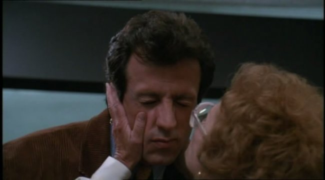 Стой! Или моя мама будет стрелять (1992) - Трейлеры