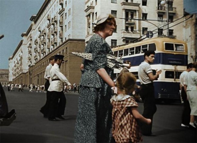 Комедия "Подкидыш" в цвете - Трейлеры