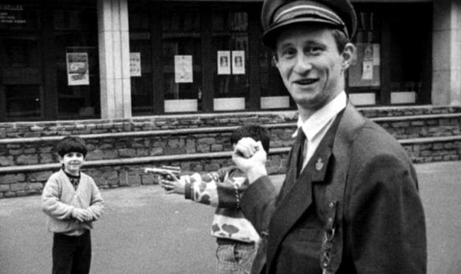 Человек кусает собаку - Трейлеры