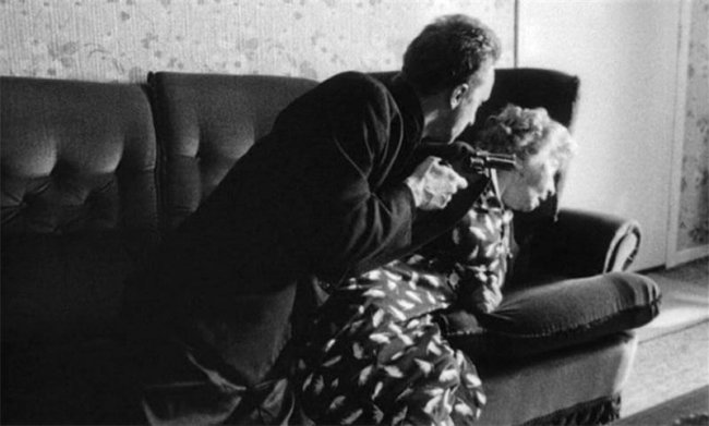 Человек кусает собаку - Трейлеры