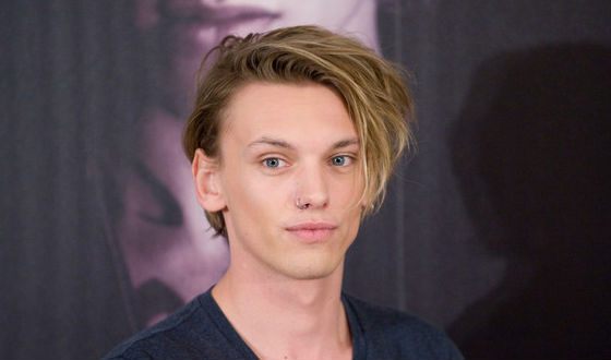 Биография Джейми Кэмпбелл Бауэра - Иностранные актеры.