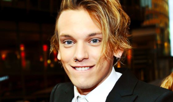 Биография Джейми Кэмпбелл Бауэра - Иностранные актеры.