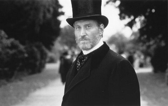 Биография Чарльза Дэнса - Иностранные актеры.