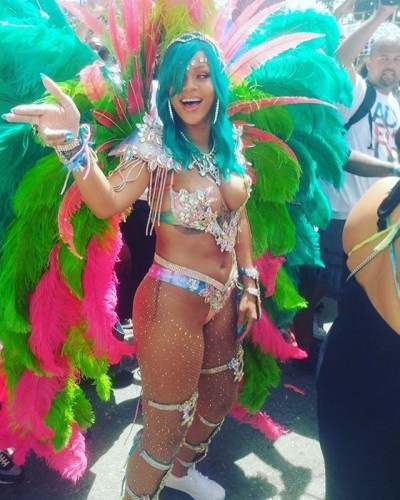 Рианна произвела фурор на карнавале на Барбадосе