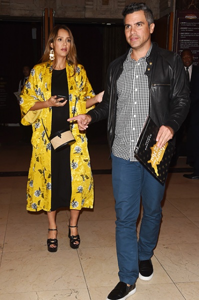 Беременная Джессика Альба провела вечер с мужем в Голливуде