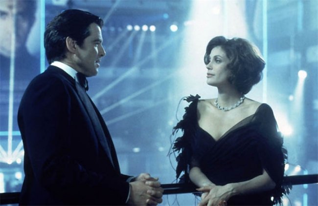 Девушки Бонда - "Завтра не умрет никогда" (1997) Пари Карвер (Тери Хэтчер) - Трейлеры