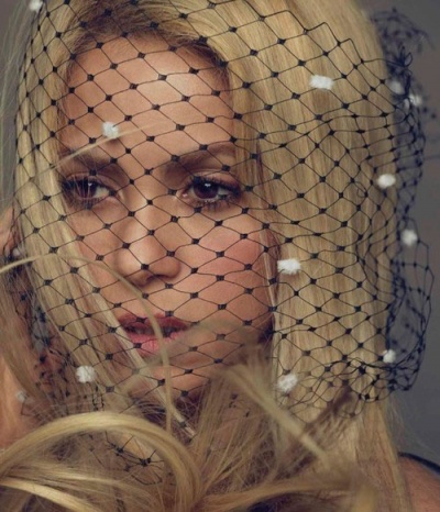 Шакира примеряет модные образы в новом фотосете