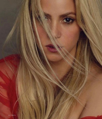 Шакира примеряет модные образы в новом фотосете