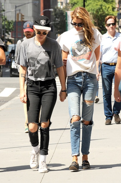 Кристен Стюарт и Стелла Максвелл устроили романтическую прогулку в Нью-Йорке