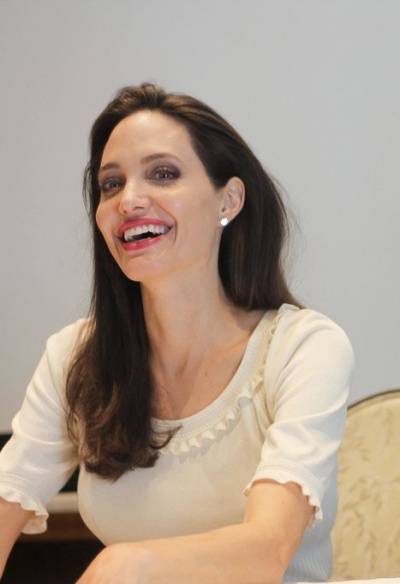 Джоли на премьере своего нового документального фильма о Камбодже