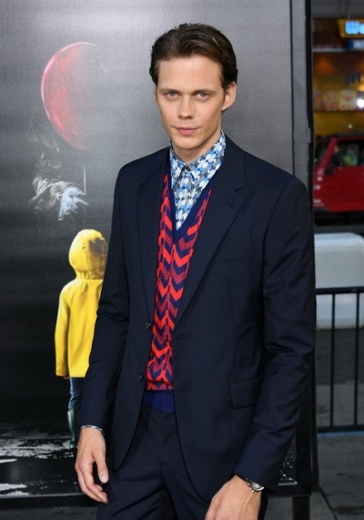 Билл Скарсгард привел звездных братьев на премьеру "Оно"