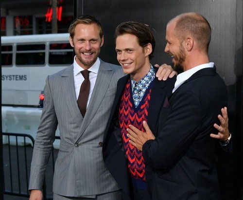 Билл Скарсгард привел звездных братьев на премьеру "Оно"