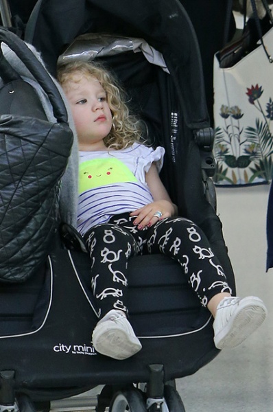 Блейк Лайвли была замечена с подросшими дочками