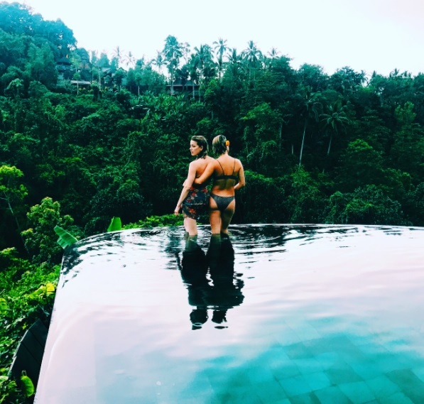 Эмбер Хёрд веселится с подругами на Бали