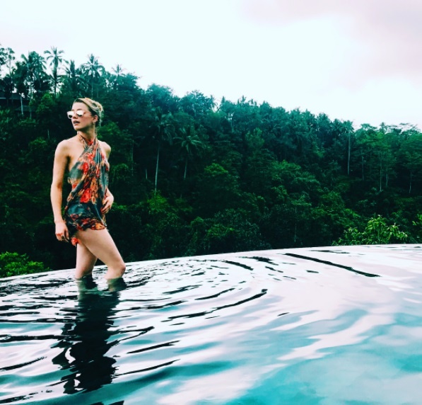 Эмбер Хёрд веселится с подругами на Бали