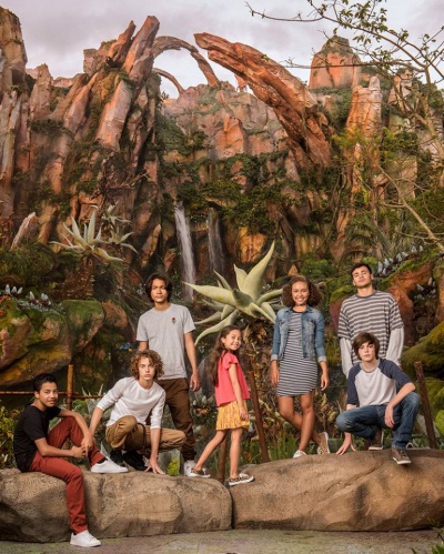 Первое фото: молодой актерский состав "Аватаров"