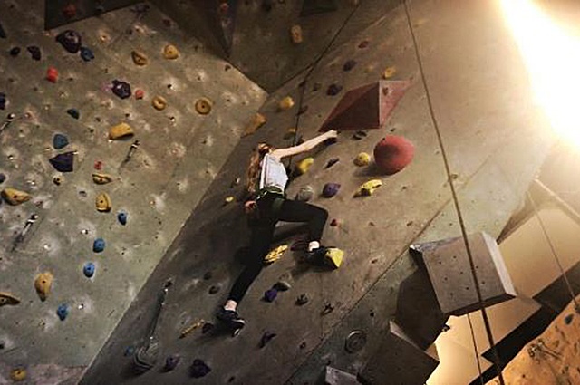 Блейк Лайвли занялась скалолазанием