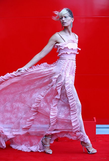 Лучшие платья и самые красивые девушки кинофестиваля в Венеции 2017 - Новости кино.