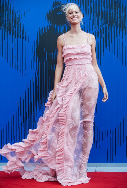 Лучшие платья и самые красивые девушки кинофестиваля в Венеции 2017 - Новости кино.