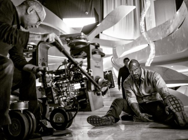 Новый кадр со съемок "Небоскреб"