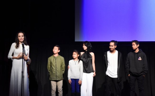 Джоли сфотографировалась со всеми своими детьми