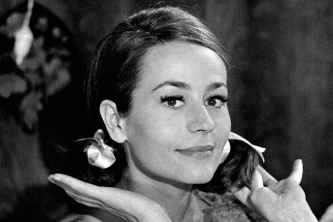 Анни Жирардо - Биография